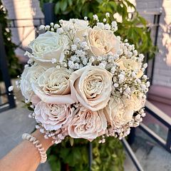 Свадебный букет из роз «Плая Бланка» и гипсофилы