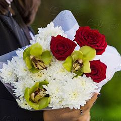 Букет красных роз и зеленых орхидей 
