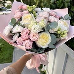 Нежный сборный букет из роз и хризантем 