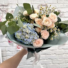 Букет с голубой гортензией и кремовыми розами 