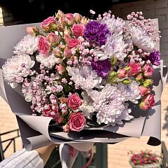 Букет лилово-розовый из хризантем и кустовых роз