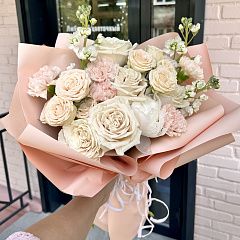 Букет кремовых роз с пионом и матиолой 