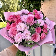 Яркий розовый букет из роз и хризантем