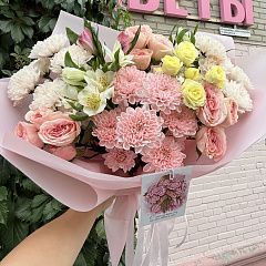 Сборный букет лимонно-коралловый