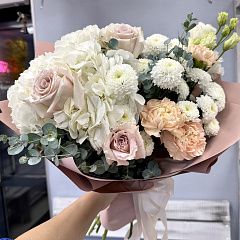 Букет сборный с белой гортензией и пудровыми розами