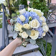 Свадебный букет из голубой гортензии и белых роз