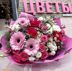 Сборный букет из ярко-розовых цветов