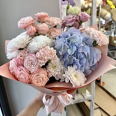 Сборный нежный букет из голубых и персиковых цветов