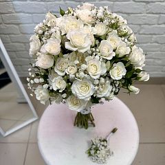 Свадебный букет из мелких белых кустовых роз