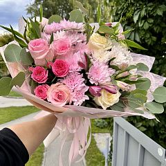 Сборный розовый букет из сезонных цветов