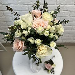Свадебный букет из белых кустовых роз, «Мондиаль» и «Кимберли»