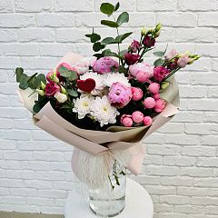 Букет из пионов, хризантем и роз