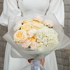 Кремовый букет с гортензией, розами и диантусами