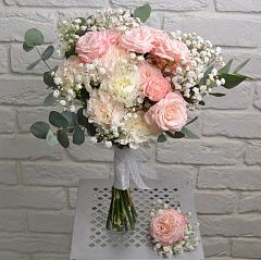 Свадебный букет из гвоздик и кустовых роз с эвкалиптом