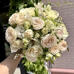 Свадебный букет из кремовых кустовых роз с эустомой и лимониумом