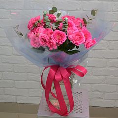 Букет из кустовых ярко-розовых роз