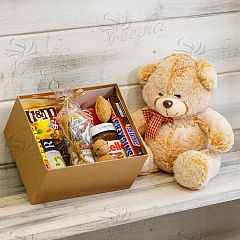 Плюшевый медведь с коробкой сладостей
