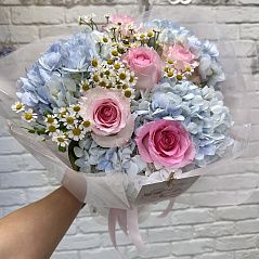 Букет из голубой гортензии и розовых роз с ромашкой