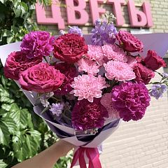 Яркий раскидистый букет с кустовыми розами и диантусами
