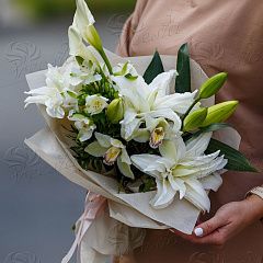 Белый букет из лилий, альстромерий орхидей и калл