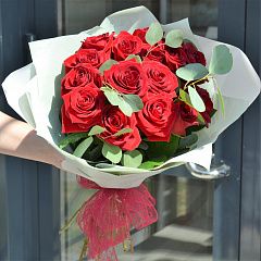 Букет из 15 красных роз с эвкалиптом