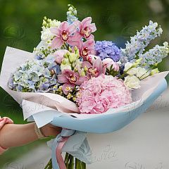 Букет в розово-голубой гамме из гортензий, орхидей и эустомы