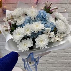 Букет с голубой гортензией, белой хризантемой и альстромерией 