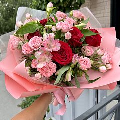 Букет из красных и розовых роз с зеленью