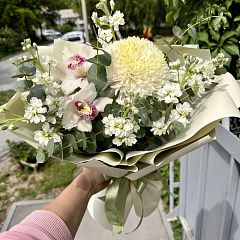 Букет из матиолы, орхидей и хризантемы