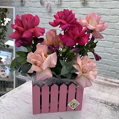 Розовая клумба роз с вывернутыми лепестками