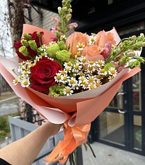 Яркий сборный букет с оранжевыми и бордовыми розами