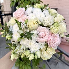 Свадебный букет из светлых и розовых цветов