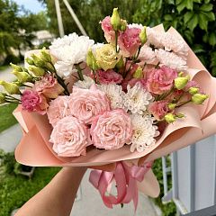 Нежный розовый букет из роз, эустомы и хризантемы