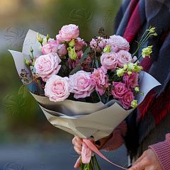 Букет из розовой эустомы и кустовой розы 