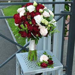Свадебный букет в красно-белой гамме из кустовых роз