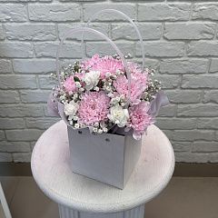 Композиция с розовыми хризантемами в белой сумочке