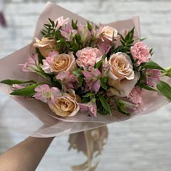 Сборный букет из нежных розовых цветов 