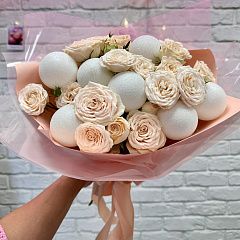 Букет с кустовыми розами «Бомбастик» и белыми шарами