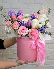 Шляпная коробка с цветами