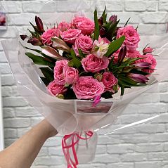 Букет из кустовых розовых роз и альстромерии