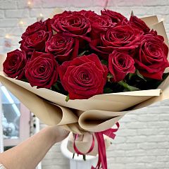 Букет из 19 российских бордовых роз