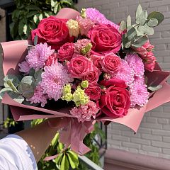 Розовый букет из роз и хризантем с эустомой 