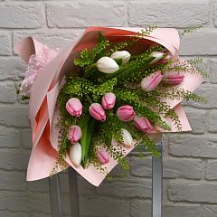 Букет из белых и розовых тюльпанов с зеленью грин-белл