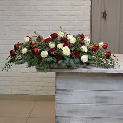 Настольная композиция из красных и белых роз
