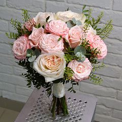 Свадебный букет и кустовых роз и грин белл