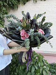 Букет с черными каллами и розовыми кустовыми розами