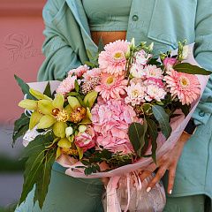 Букет нежно-розовый с зеленой орхидеей