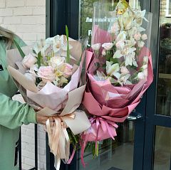 Букет вертикальный из роз и орхидеи