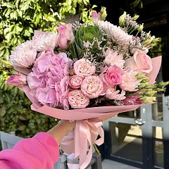 Сборный букет из нежных розовых цветов