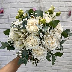 Свадебный букет из белоснежных роз, эустомы, альстромерии и гвоздик